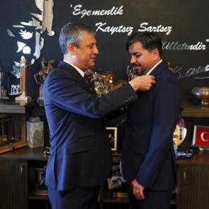 Arif Kocabıyık CHP'ye transfer oldu! Rozetini &Ouml;zg&uuml;r &Ouml;zel taktı! Partililer isyan etti