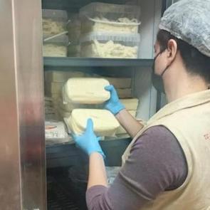 Aydın'da 11 ton s&uuml;t &uuml;r&uuml;n&uuml; imha edildi