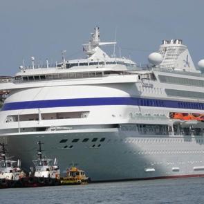 Aylardır beklenen misafirler geldi: Dev kruvaziyer Samsun&rsquo;a demirledi