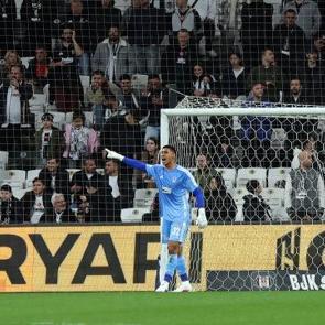 Beşiktaş'ta ilk ma&ccedil;ına &ccedil;ıktı! Trib&uuml;nlerden alkış aldı