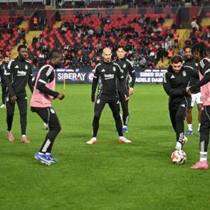 Beşiktaş'ta ma&ccedil; &ouml;ncesi sakatlık! İlk 11'den &ccedil;ıkarıldı