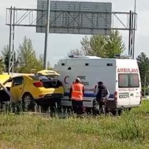Edirne'de ambulans ile taksi &ccedil;arpıştı: Yaralılar var!