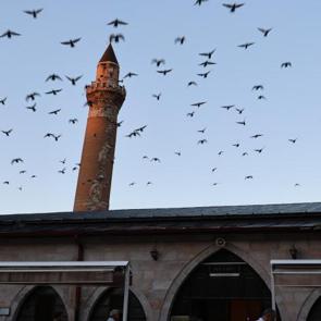 Eğri minaresi şaşırtıyor! Sivas&rsquo;taki 8 asırlık Ulu Camii&rsquo;nde &ccedil;alışmalar s&uuml;r&uuml;yor