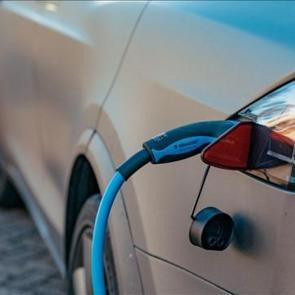 Elektrikli ara&ccedil;ta "400 bin" sınırı aşıldı: Şarj soketlerinde rekor artış!