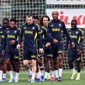 Fenerbah&ccedil;e'de futbolcular kazan kaldırdı! O ismi istemiyorlar