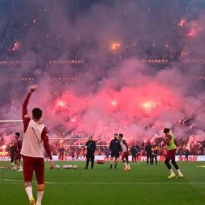 Final ma&ccedil;ı gibi antrenman! Eski yıldızlar akın etti: Tam 40 bin kişi izledi