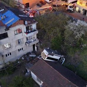 İstanbul'da feci kaza: Servis aracı, evin &ccedil;atısına d&uuml;şt&uuml;! 