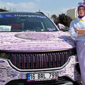 Mor tutkunu kadın Togg aracını ultraviyole ışıkta parlayan halıyla kaplattı