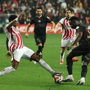Şampiyonluk beklerken Galatasaray'a soğuk duş: Takımın bir ayağını &ccedil;ukurda bıraktı