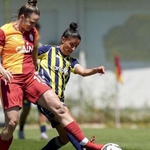 Kadınlar S&uuml;per Ligi'nde nefes kesen derbi! Galatasaray, Fenerbah&ccedil;e'yi 2 dakikada mat etti