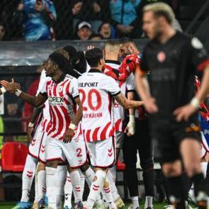 Şampiyonluk r&ouml;tar yaptı! Galatasaray, Samsun'da hezimete uğradı