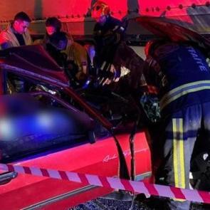 Tıra yandan &ccedil;arpan otomobilde 1 kişi &ouml;ld&uuml;, 1 kişi ağır yaralandı
