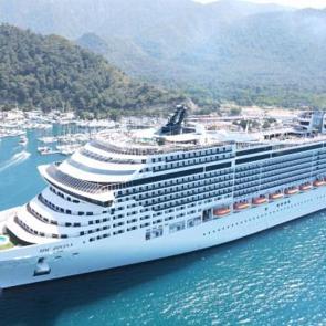 Ege limanlarında turist yoğunluğu: 8 bini aynı anda karaya &ccedil;ıktı!