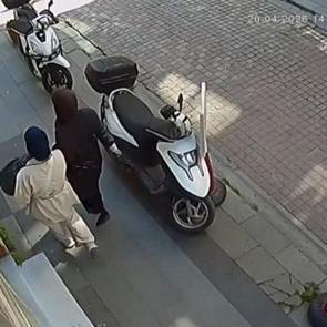2 kadın kasayı kucaklarına alıp g&ouml;t&uuml;rd&uuml;ler: 7 milyonluk hırsızlık kamerada