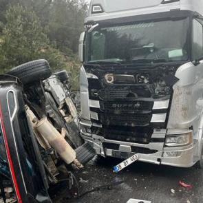 3 ara&ccedil;lık zincirleme kaza: Otomobil un ufak oldu! 1 &ouml;l&uuml;, 5 yaralı!