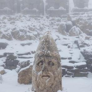 Mayıs ayında kar s&uuml;rprizi: Nemrut Dağı'na lapa lapa yağdı 