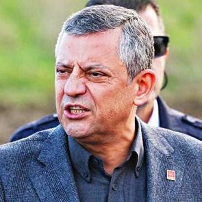 &Ouml;zg&uuml;r &Ouml;zel fena sinirlendi: Makam odasına &ccedil;ağırıp fır&ccedil;aladı