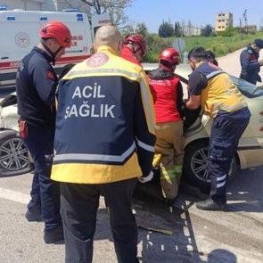Balıkesir'de otomobiller &ccedil;arpıştı: 3'&uuml; ağır 6 yaralı