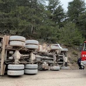 Bolu&rsquo;da kum y&uuml;kl&uuml; kamyon devrildi: 1 &ouml;l&uuml;