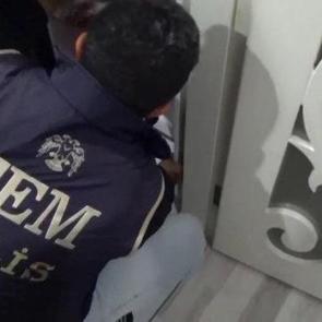 Firari FET&Ouml; h&uuml;k&uuml;ml&uuml;s&uuml; banyodaki gizli b&ouml;lmede yakalandı