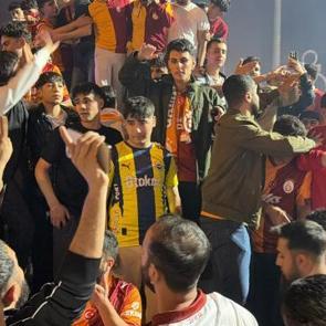 Galatasaray'ın şampiyonluk kutlamasına damga vuran Fenerbah&ccedil;eli