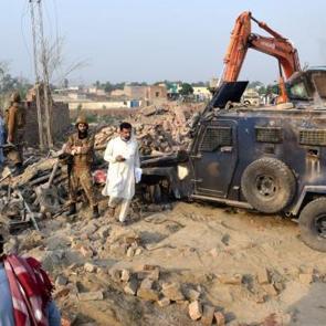 Pakistan'da saldırı! 15 polis hayatını kaybetti