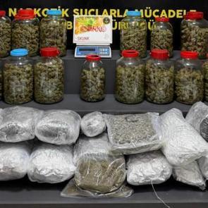 İzmir'de 39 kilo kokain, 21 kilo skunk ele ge&ccedil;irildi; 4 tutuklama