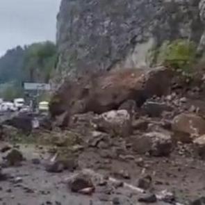 Karadeniz Sahil Yolu'nda heyelan! Ulaşıma kapandı