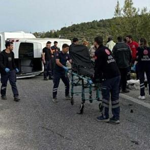 Kuşadası'nda otomobil ile minib&uuml;s &ccedil;arpıştı: 12 yaralı