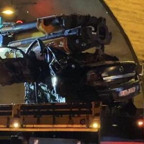 Kuzey Marmara'da otomobil t&uuml;nel girişine saplandı