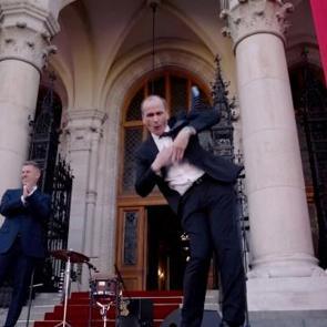 Macaristan'da yemin t&ouml;renine Sağlık Bakanı adayının dansı damga vurdu