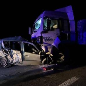 Niğde'de korkun&ccedil; kaza: TIR ile &ccedil;arpışan otomobildeki &ccedil;ift &ouml;ld&uuml;
