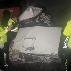 Otomobil 50 metreden şarampole u&ccedil;tu: 2 kişi ara&ccedil;tan atlayarak kurtuldu
