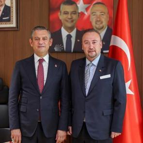 &Ouml;zkan Yalım &Ouml;zg&uuml;r &Ouml;zel'i ele verdi: 'Durbay'la otelimde g&ouml;r&uuml;şt&uuml;, babasına araba aldım'