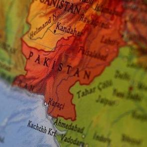Pakistan'da karakola bombalı saldırı! 