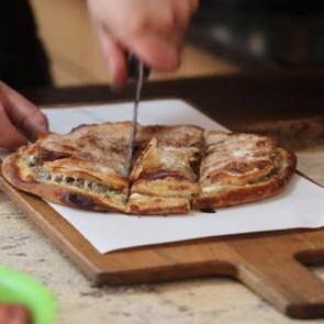 Pizzanın &ouml;n&uuml;ne ge&ccedil;ecek! Yağ somunu lezzetiyle dikkat &ccedil;ekiyor
