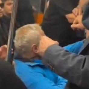 Şampiyonluk sonrası taraftarlar metroda yolcuyu d&ouml;vd&uuml;! Bir kadın oklavayla m&uuml;dahale etti