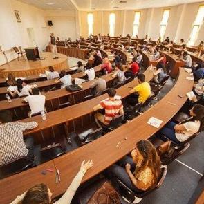 Sınavdan kaldı, &uuml;niversiteye dava a&ccedil;tı! Bilirkişi puanı değiştirdi