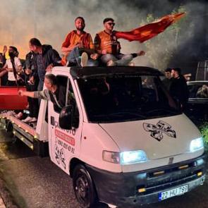 Son d&uuml;d&uuml;kle beraber Galatasaraylı taraftarlar sokaklara d&ouml;k&uuml;ld&uuml;