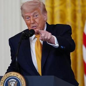 Trump bir &uuml;lkeyle daha k&ouml;pr&uuml;leri atıyor! Askerlerini &ccedil;ekecek