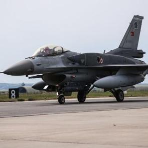Komşu paniğe s&uuml;r&uuml;klendi! T&uuml;rkiye'den F-16 hamlesi