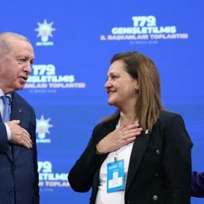 AK Parti'ye katılan Burcu K&ouml;ksal'dan ilk a&ccedil;ıklama! Değerlere saygı duyanlarla y&uuml;r&uuml;yeceğim