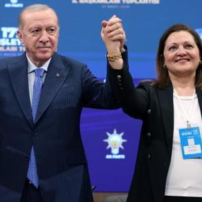Burcu K&ouml;ksal AK Parti'ye katıldı: Rozetini Cumhurbaşkanı Erdoğan taktı