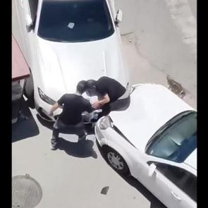 &Ccedil;in'de yol verme kavgası dehşetle bitti: S&uuml;r&uuml;c&uuml;y&uuml; aracın kaputuna sıkıştırdı