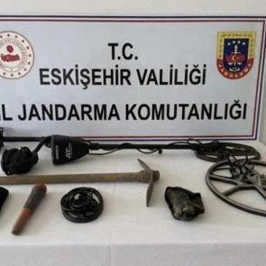 Define bulmak i&ccedil;in ka&ccedil;ak kazı yaparken yakalandılar