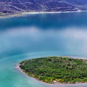 Eğirdir G&ouml;l&uuml; ziyaret&ccedil;ilerini ilkbaharın renkleriyle karşılıyor
