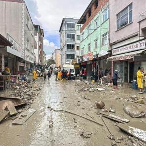 Havza'daki selin yaraları sarılıyor: 2 bin 624 personel ve bin 200 g&ouml;n&uuml;ll&uuml; sahada