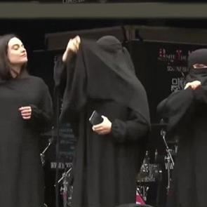 İngiltere'de infial yaratan g&ouml;r&uuml;nt&uuml;: Sahneye &ccedil;arşaflı &ccedil;ıkıp soyundular!