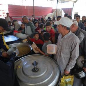 İsrail Gazze'de yemek dağıtım noktasını vurdu