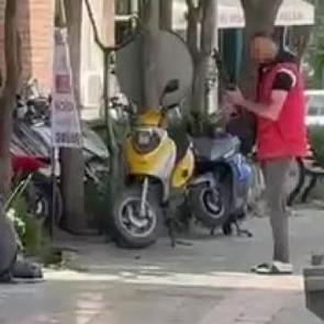 Cezaevinden &ccedil;ıkıp vurduğu husumetlisinin başında polis gelene kadar bekledi